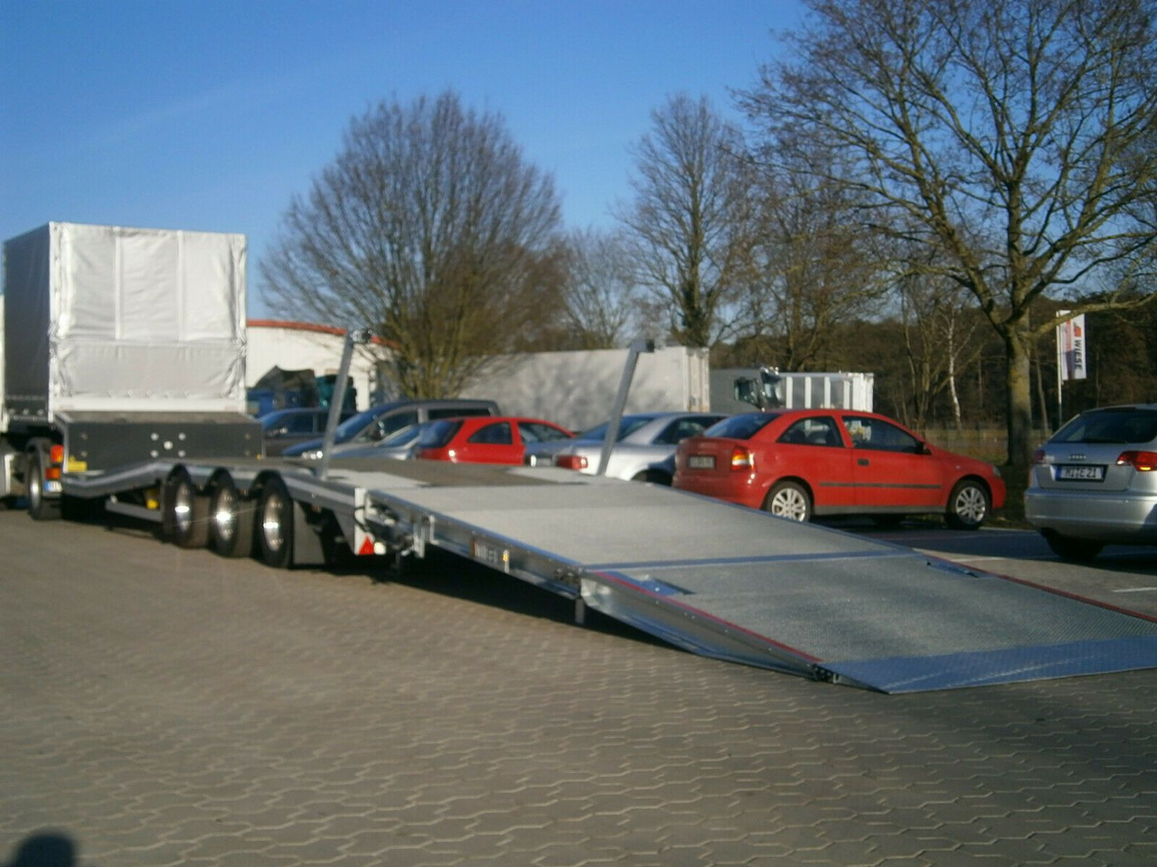 Gabelstaplertransporter Tiefbett Rampen - Félpótkocsi mélybölcsős: 5 kép. Gabelstaplertransporter Tiefbett Rampen - Félpótkocsi mélybölcsős: 5 kép.