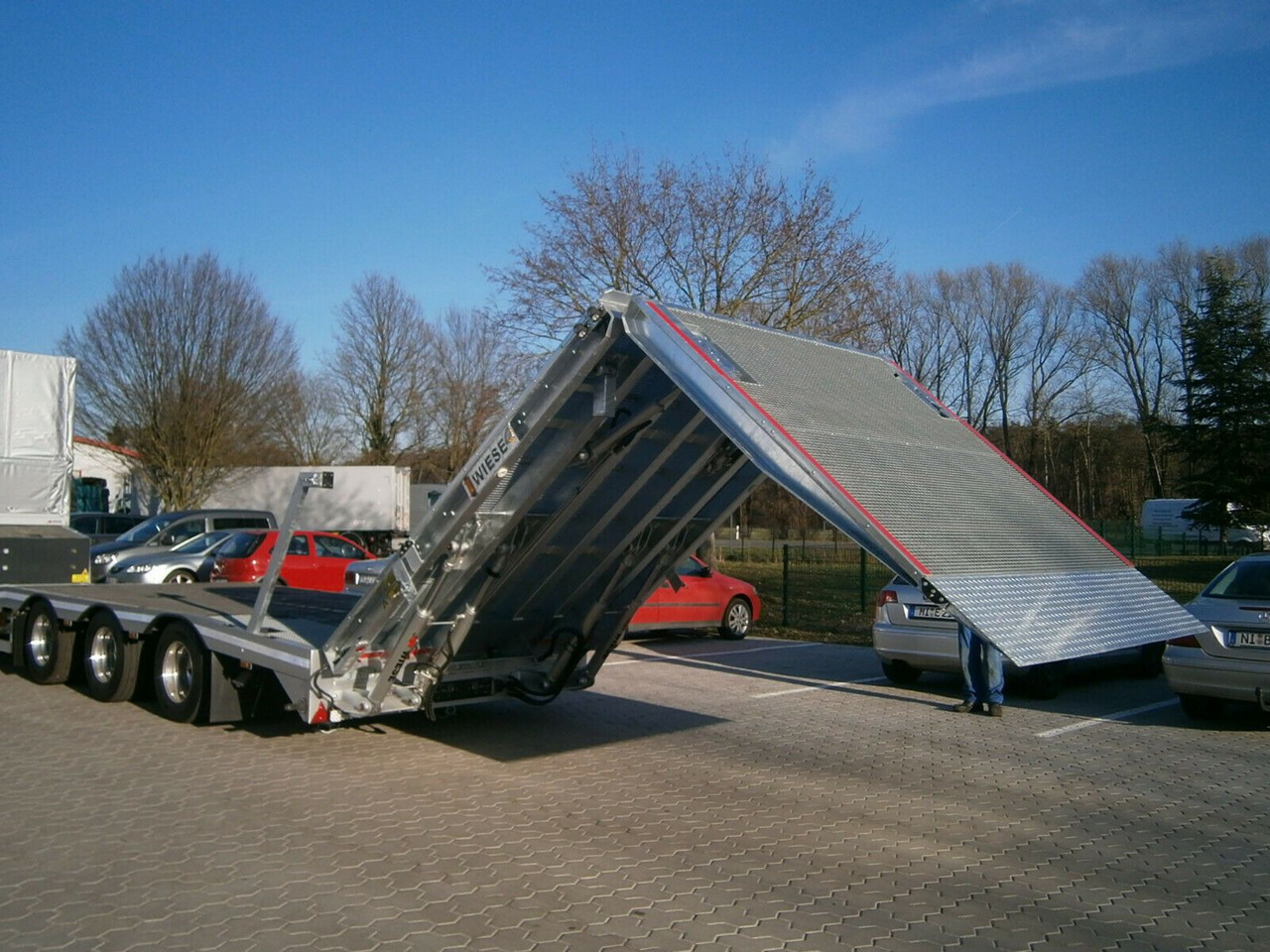 Gabelstaplertransporter Tiefbett Rampen - Félpótkocsi mélybölcsős: 2 kép. Gabelstaplertransporter Tiefbett Rampen - Félpótkocsi mélybölcsős: 2 kép.
