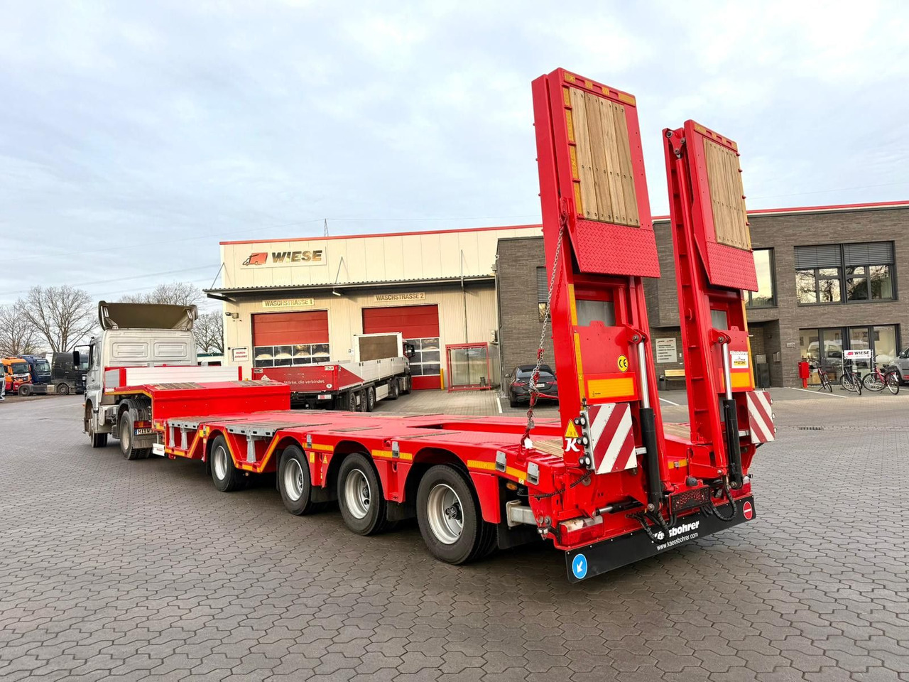 Kässbohrer K.SLA R 4 / 2N 18/40 Tieflader Radmulden tele - Félpótkocsi mélybölcsős: 1 kép. Kässbohrer K.SLA R 4 / 2N 18/40 Tieflader Radmulden tele - Félpótkocsi mélybölcsős: 1 kép.