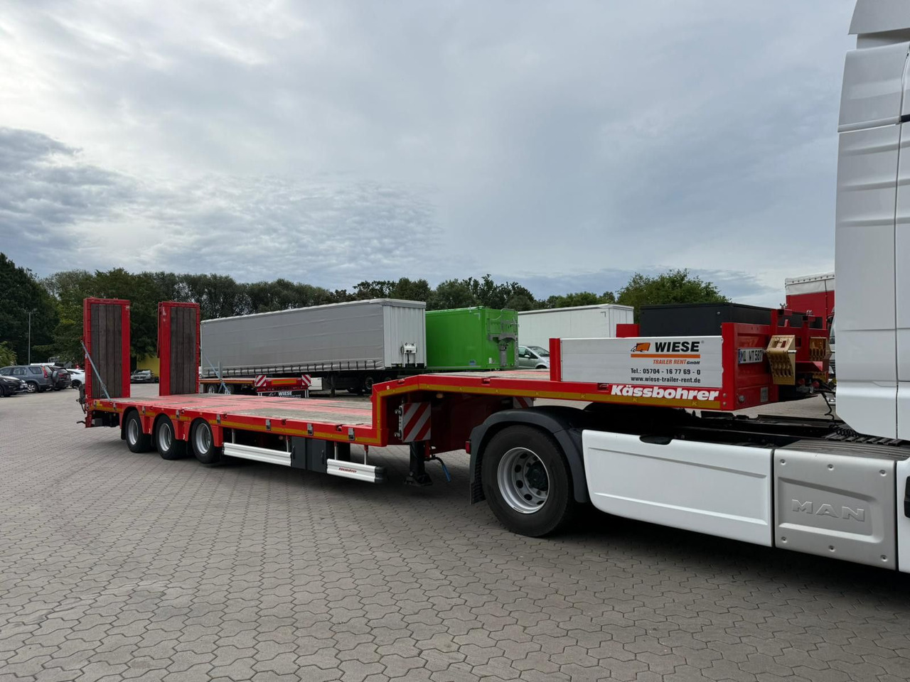 Kässbohrer K.SLS ECO Tieflader mit hydraulischen Rampen - Félpótkocsi mélybölcsős: 3 kép. Kässbohrer K.SLS ECO Tieflader mit hydraulischen Rampen - Félpótkocsi mélybölcsős: 3 kép.