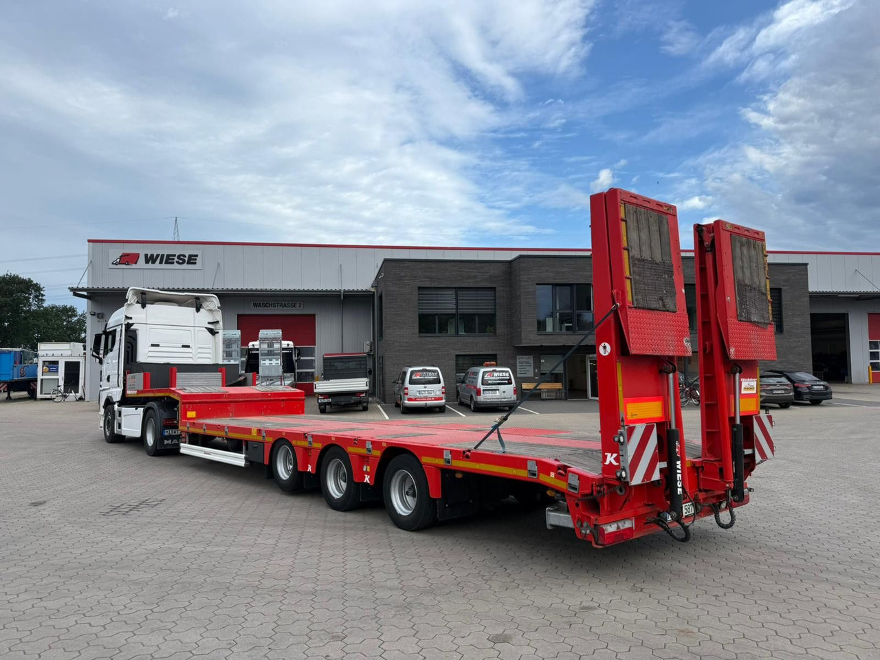 Kässbohrer K.SLS ECO Tieflader mit hydraulischen Rampen - Félpótkocsi mélybölcsős: 1 kép. Kässbohrer K.SLS ECO Tieflader mit hydraulischen Rampen - Félpótkocsi mélybölcsős: 1 kép.