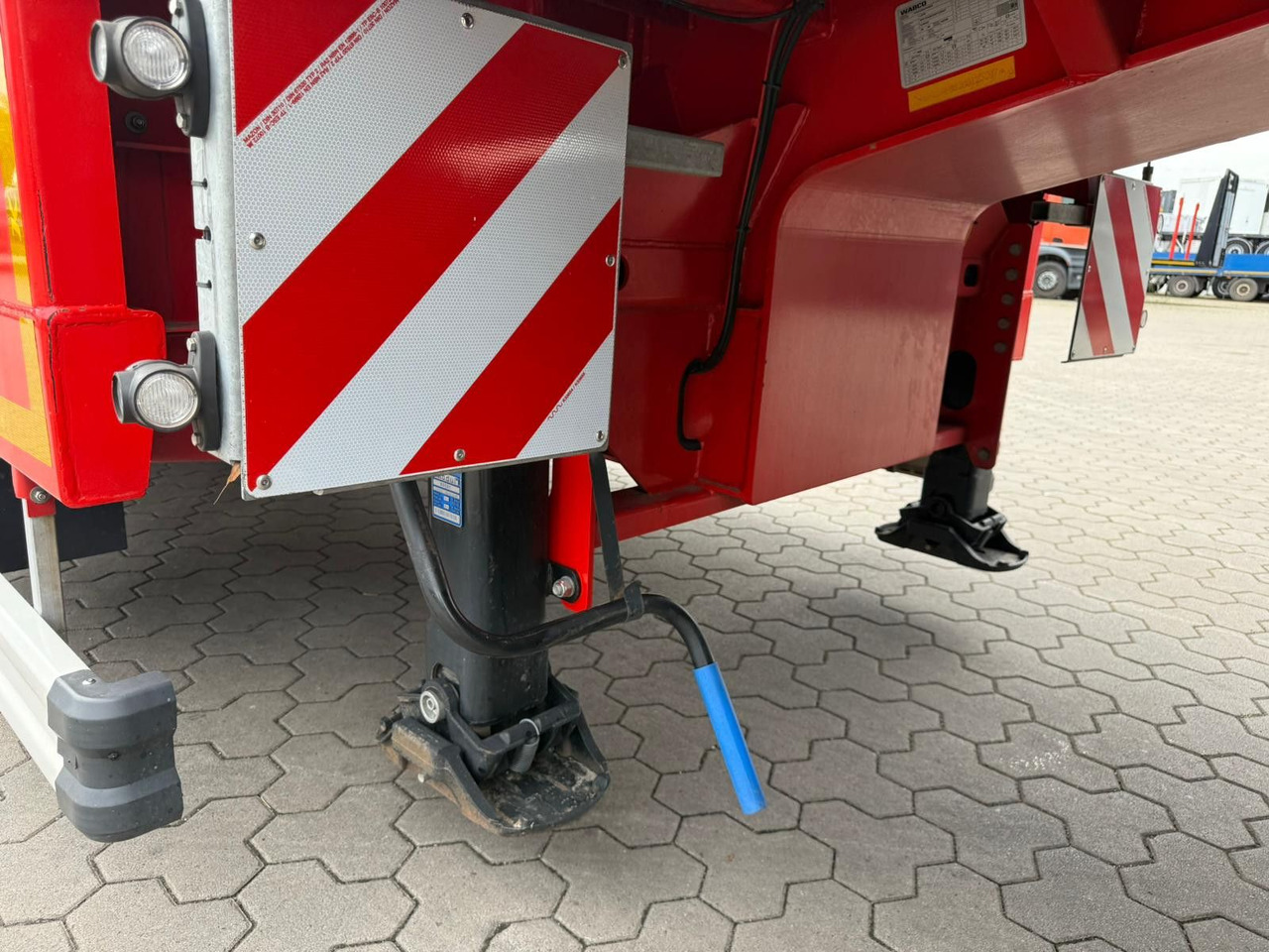 Félpótkocsi mélybölcsős Kässbohrer K.SLS ECO Tieflader mit hydraulischen Rampen: 10 kép. Félpótkocsi mélybölcsős Kässbohrer K.SLS ECO Tieflader mit hydraulischen Rampen: 10 kép.