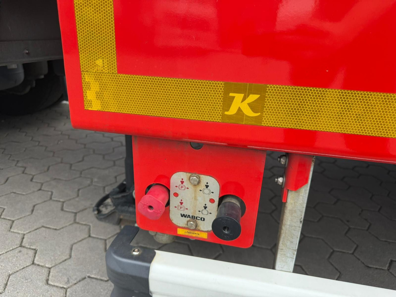 Félpótkocsi mélybölcsős Kässbohrer K.SLS ECO Tieflader mit hydraulischen Rampen: 11 kép. Félpótkocsi mélybölcsős Kässbohrer K.SLS ECO Tieflader mit hydraulischen Rampen: 11 kép.