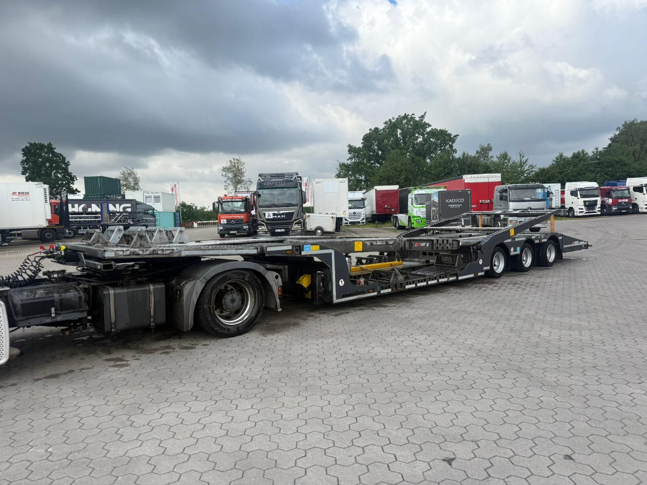 Kässbohrer K.SOK Truck/Car Transporter, Novagrau - Félpótkocsi autószállító: 2 kép. Kässbohrer K.SOK Truck/Car Transporter, Novagrau - Félpótkocsi autószállító: 2 kép.