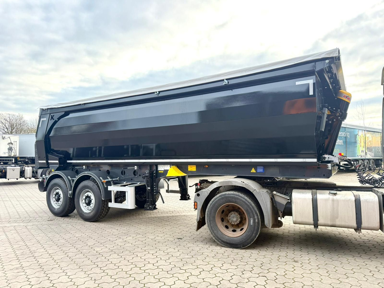 Kässbohrer SKS Stahl Kipper27m³ Hardox Elektrisches Verdeck - Félpótkocsi billenőplatós: 3 kép. Kässbohrer SKS Stahl Kipper27m³ Hardox Elektrisches Verdeck - Félpótkocsi billenőplatós: 3 kép.