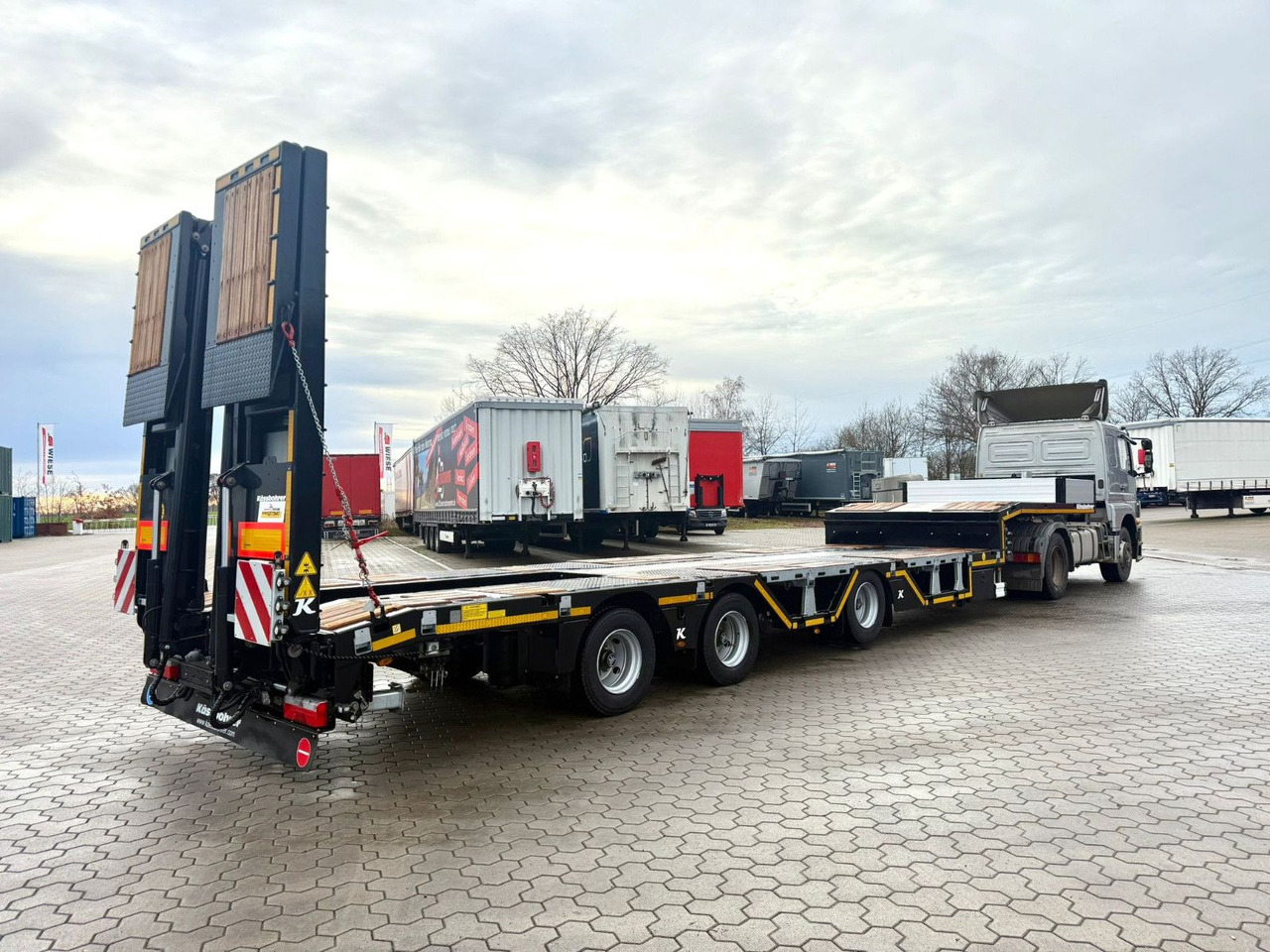 Kässbohrer SLAR3 Tele Tiefbett Radmulden metallisiert - Félpótkocsi mélybölcsős: 2 kép. Kässbohrer SLAR3 Tele Tiefbett Radmulden metallisiert - Félpótkocsi mélybölcsős: 2 kép.