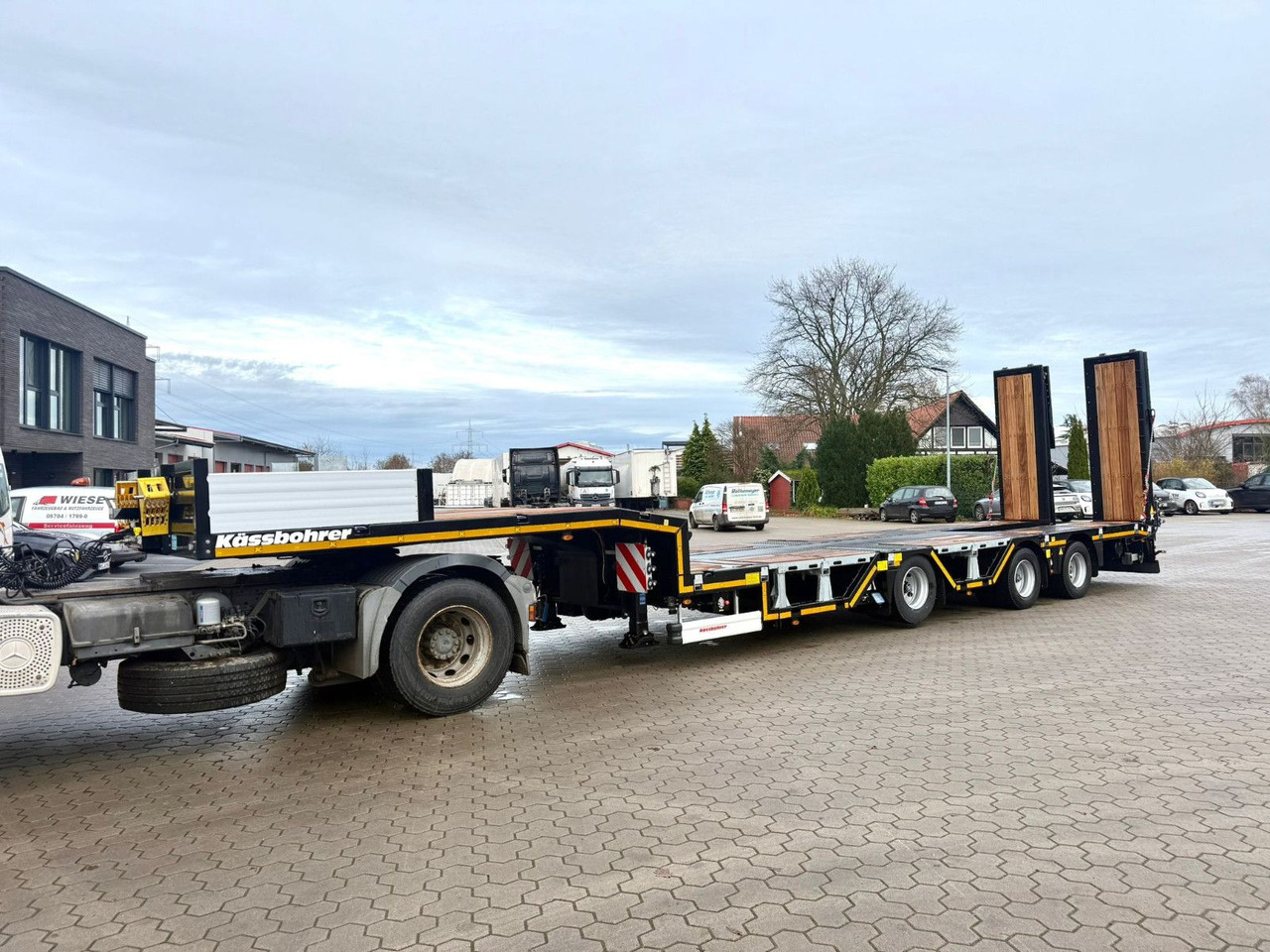 Kässbohrer SLAR3 Tele Tiefbett Radmulden metallisiert - Félpótkocsi mélybölcsős: 3 kép. Kässbohrer SLAR3 Tele Tiefbett Radmulden metallisiert - Félpótkocsi mélybölcsős: 3 kép.