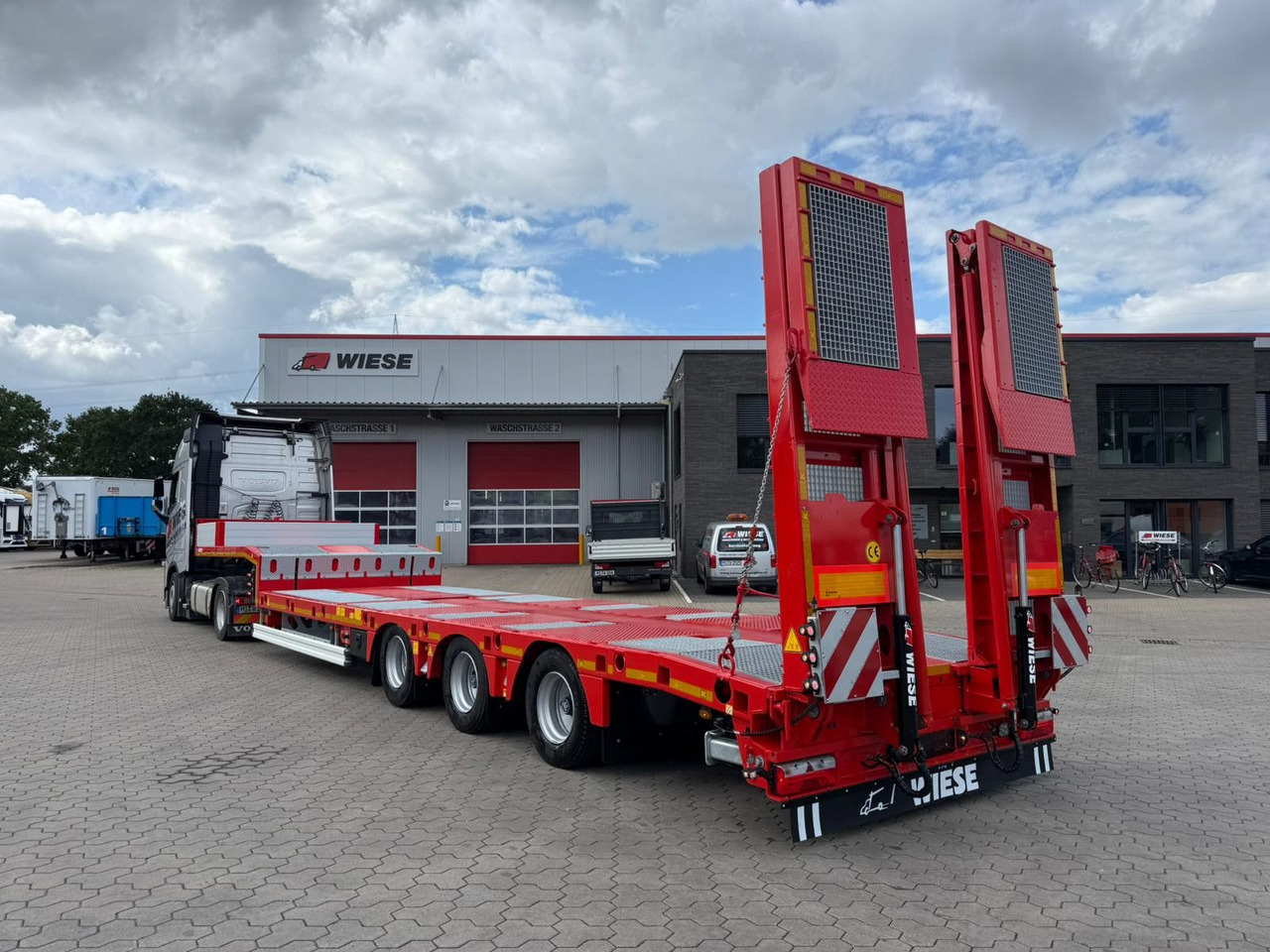 Kässbohrer SLS.HS Tieflader mit hydr. Schwanenhals - Félpótkocsi mélybölcsős: 1 kép. Kässbohrer SLS.HS Tieflader mit hydr. Schwanenhals - Félpótkocsi mélybölcsős: 1 kép.