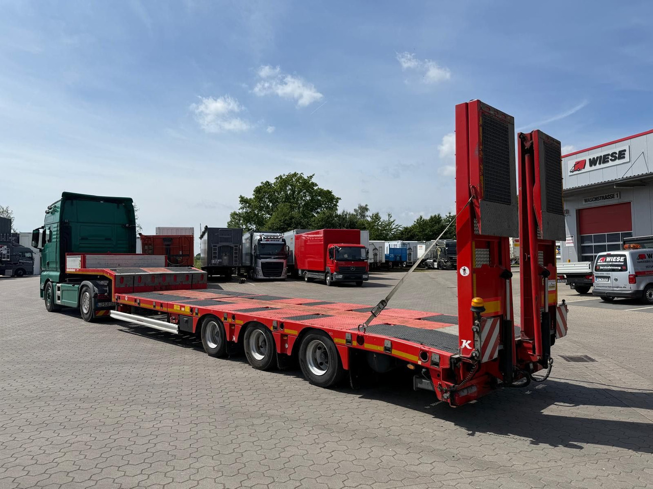 Kässbohrer SLS.HS Tieflader mit hydr. Schwanenhals - Félpótkocsi mélybölcsős: 2 kép. Kässbohrer SLS.HS Tieflader mit hydr. Schwanenhals - Félpótkocsi mélybölcsős: 2 kép.