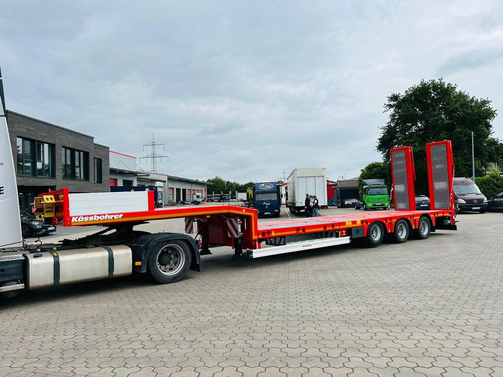 Kässbohrer SLS.HS Tieflader mit hydr. Schwanenhals - Félpótkocsi mélybölcsős: 3 kép. Kässbohrer SLS.HS Tieflader mit hydr. Schwanenhals - Félpótkocsi mélybölcsős: 3 kép.