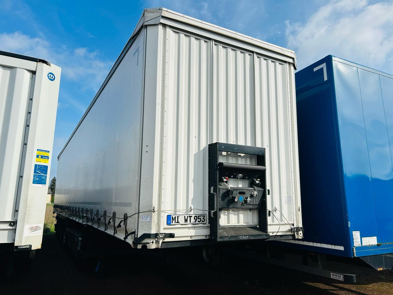 Kässbohrer Schiebeplanen Auflieger - Ponyvás félpótkocsi: 3 kép. Kässbohrer Schiebeplanen Auflieger - Ponyvás félpótkocsi: 3 kép.