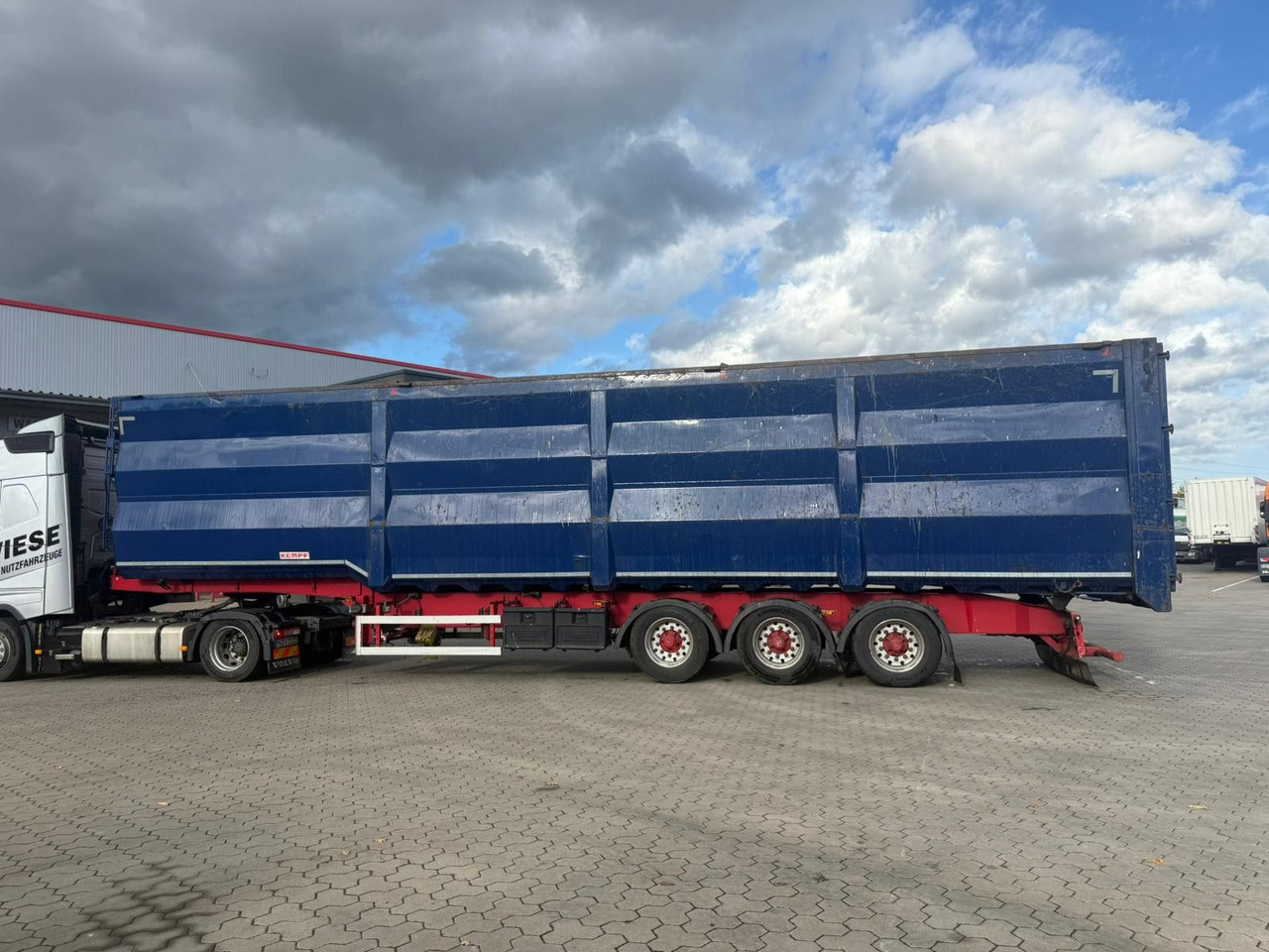 Kempf SKM 35/3 Großraummulde für Schrott 85m³ - Félpótkocsi billenőplatós: 5 kép. Kempf SKM 35/3 Großraummulde für Schrott 85m³ - Félpótkocsi billenőplatós: 5 kép.