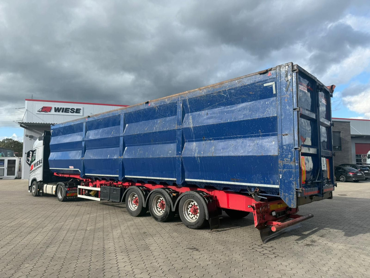 Kempf SKM 35/3 Großraummulde für Schrott 85m³ - Félpótkocsi billenőplatós: 4 kép. Kempf SKM 35/3 Großraummulde für Schrott 85m³ - Félpótkocsi billenőplatós: 4 kép.