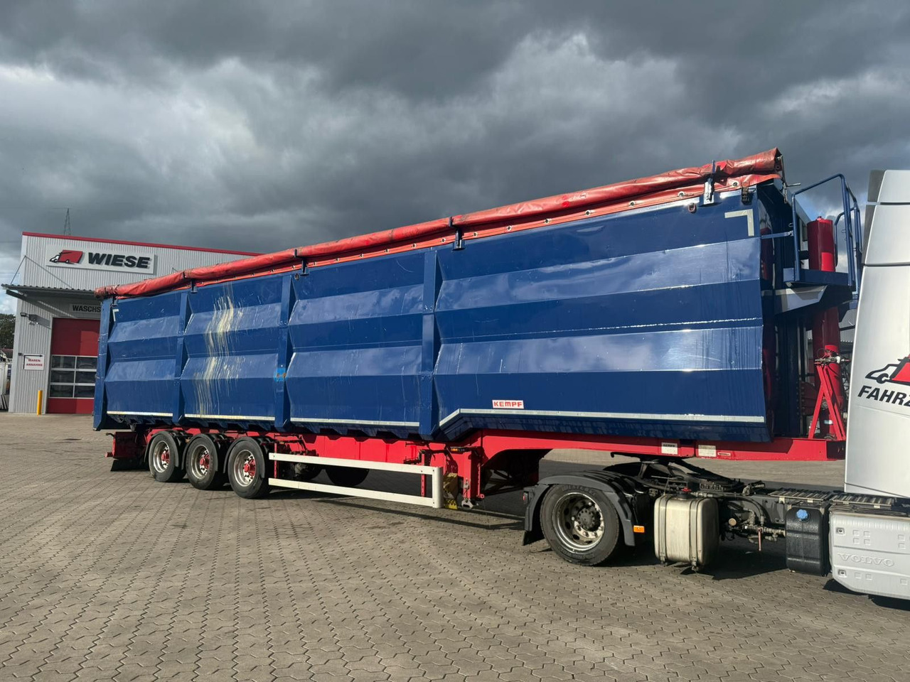 Kempf SKM 35/3 Großraummulde für Schrott 85m³ - Félpótkocsi billenőplatós: 1 kép. Kempf SKM 35/3 Großraummulde für Schrott 85m³ - Félpótkocsi billenőplatós: 1 kép.