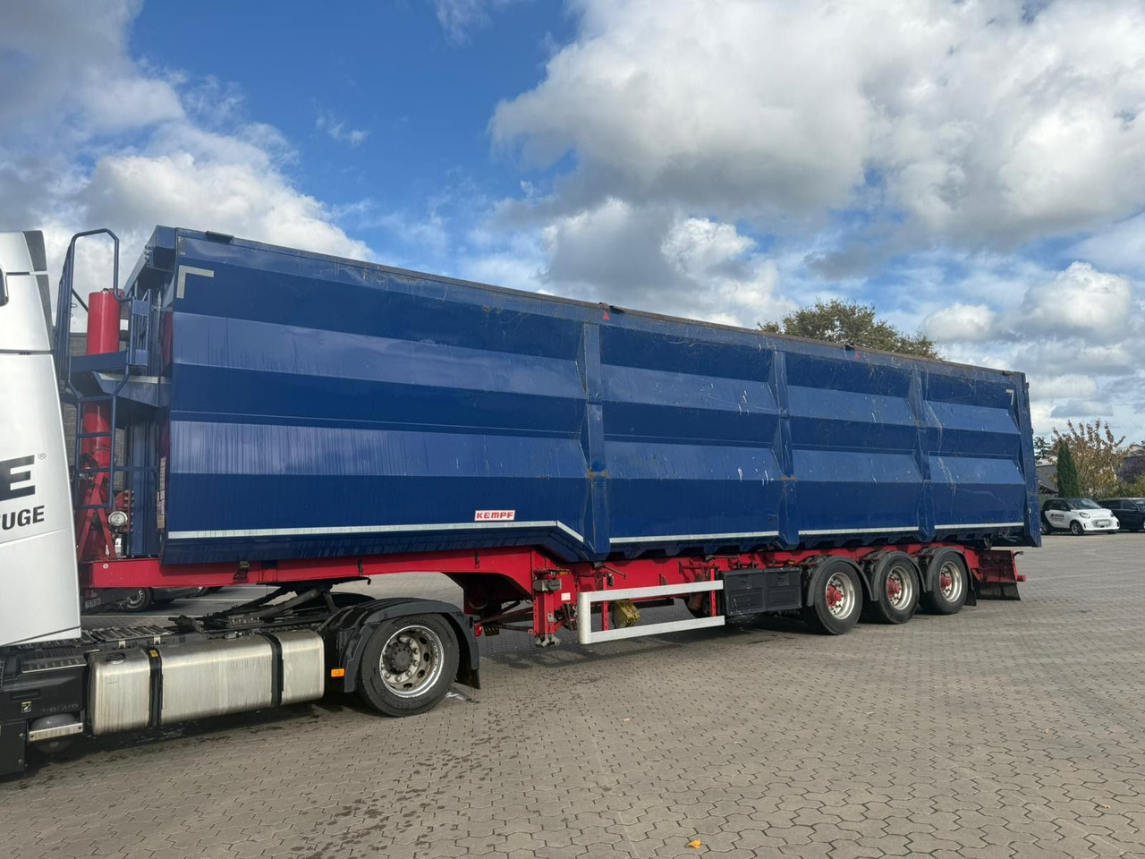 Kempf SKM 35/3 Großraummulde für Schrott 85m³ - Félpótkocsi billenőplatós: 2 kép. Kempf SKM 35/3 Großraummulde für Schrott 85m³ - Félpótkocsi billenőplatós: 2 kép.