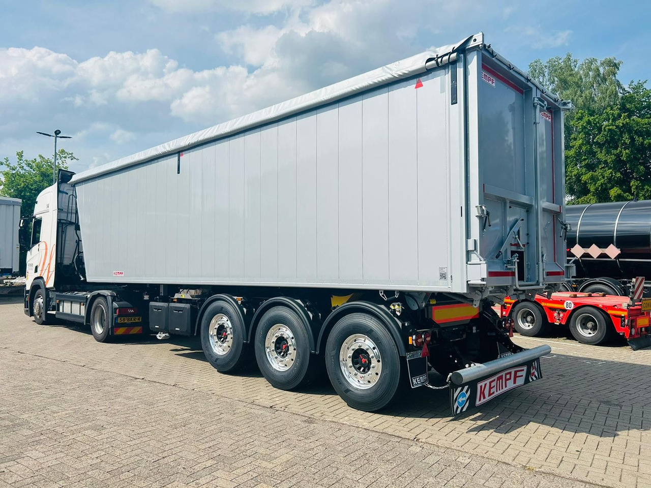 Kempf SKM 36/3 AK 3-Achs Alu Sattelkipper 50m³ - Félpótkocsi billenőplatós: 3 kép. Kempf SKM 36/3 AK 3-Achs Alu Sattelkipper 50m³ - Félpótkocsi billenőplatós: 3 kép.