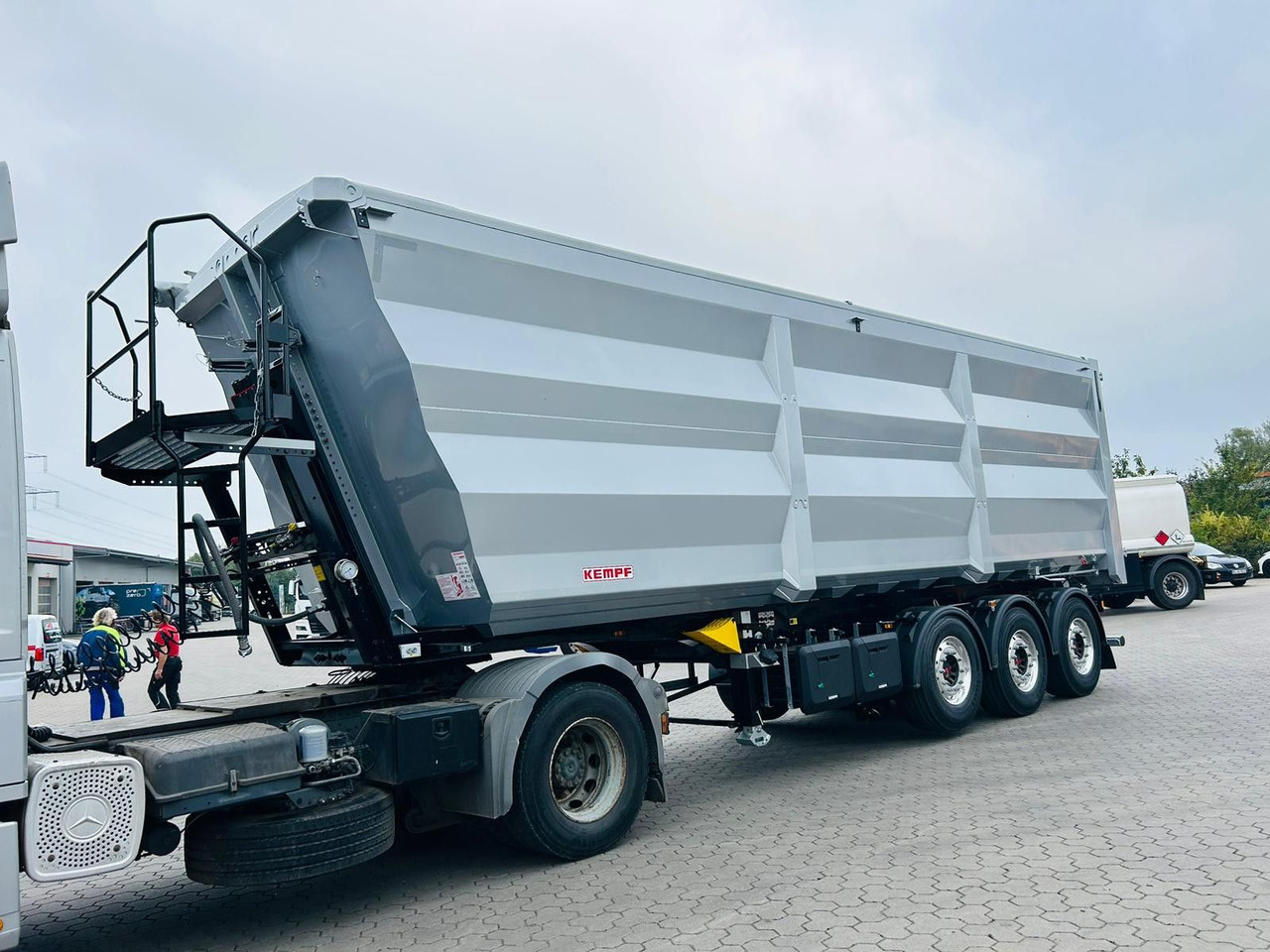Kempf SKM 36/3 SHL-Light 3-Achs Stahl Kipper 51m³ - Félpótkocsi billenőplatós: 1 kép. Kempf SKM 36/3 SHL-Light 3-Achs Stahl Kipper 51m³ - Félpótkocsi billenőplatós: 1 kép.