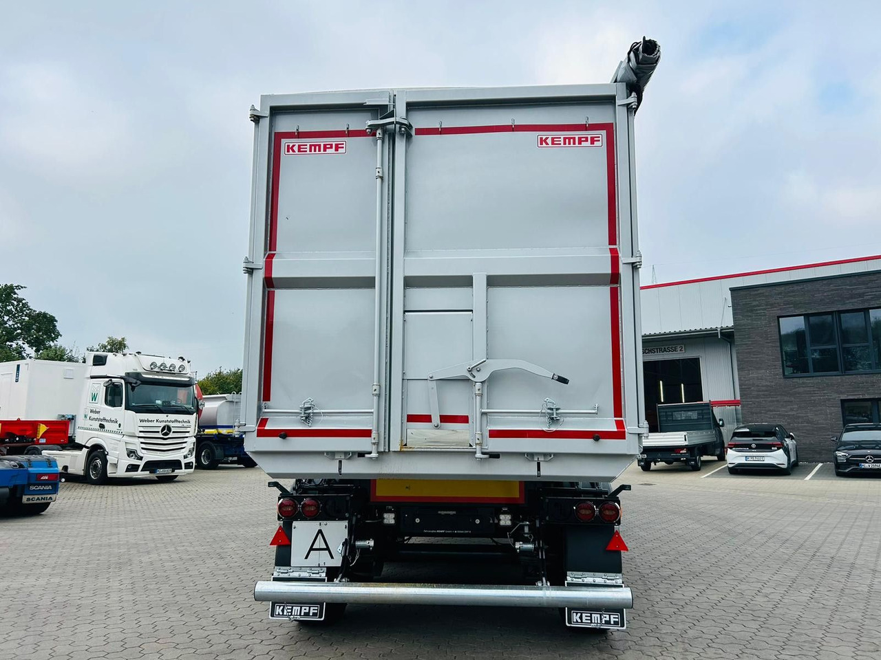 Kempf SKM 36/3 SR-Membran Stahl Halbrundmulde 50m³ - Félpótkocsi billenőplatós: 5 kép. Kempf SKM 36/3 SR-Membran Stahl Halbrundmulde 50m³ - Félpótkocsi billenőplatós: 5 kép.