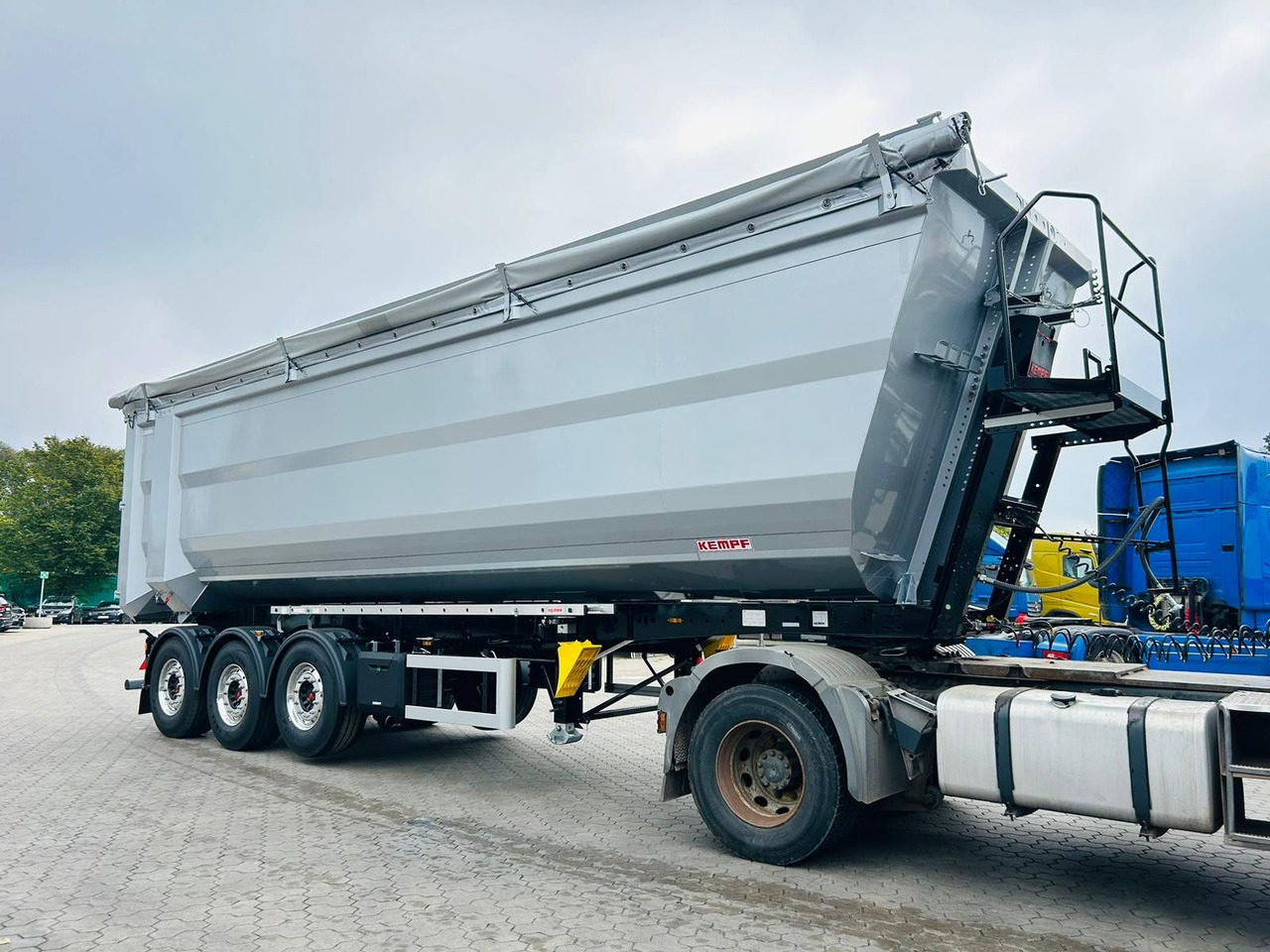 Kempf SKM 36/3 SR-Membran Stahl Halbrundmulde 50m³ - Félpótkocsi billenőplatós: 3 kép. Kempf SKM 36/3 SR-Membran Stahl Halbrundmulde 50m³ - Félpótkocsi billenőplatós: 3 kép.