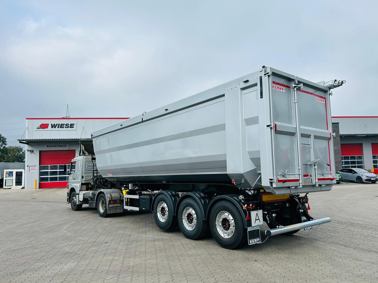 Kempf SKM 36/3 SR-Membran Stahl Halbrundmulde 50m³ - Félpótkocsi billenőplatós: 1 kép. Kempf SKM 36/3 SR-Membran Stahl Halbrundmulde 50m³ - Félpótkocsi billenőplatós: 1 kép.