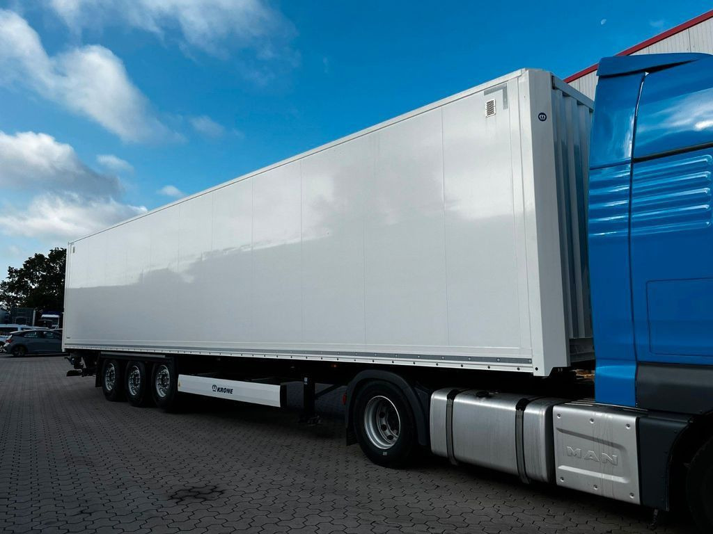 Krone Koffer mit Ladebordwand 2.000 kg Top Klappe - Félpótkocsi dobozos: 2 kép. Krone Koffer mit Ladebordwand 2.000 kg Top Klappe - Félpótkocsi dobozos: 2 kép.