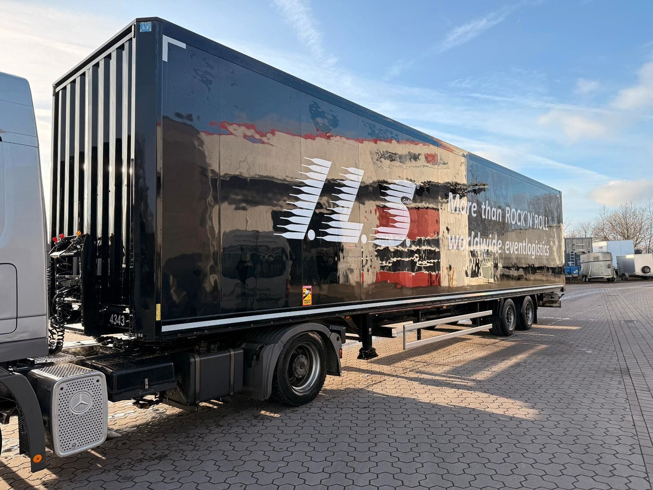 Krone SZ - Mega Koffer mit Rampenhalterung - Félpótkocsi dobozos: 1 kép. Krone SZ - Mega Koffer mit Rampenhalterung - Félpótkocsi dobozos: 1 kép.