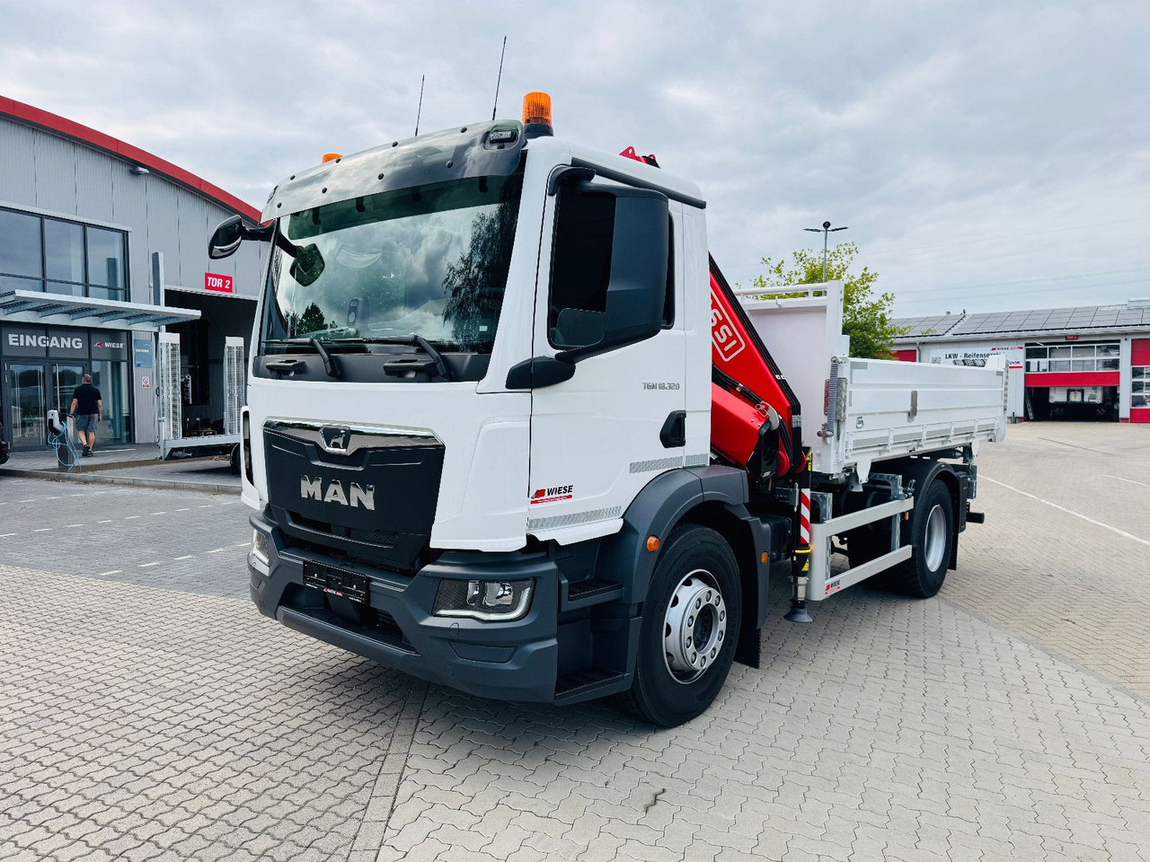 MAN 18.320 4x2 mit Fassi Ladekran Sofort Verfügbar - Billenőplatós teherautó, Darus autó: 1 kép. MAN 18.320 4x2 mit Fassi Ladekran Sofort Verfügbar - Billenőplatós teherautó, Darus autó: 1 kép.