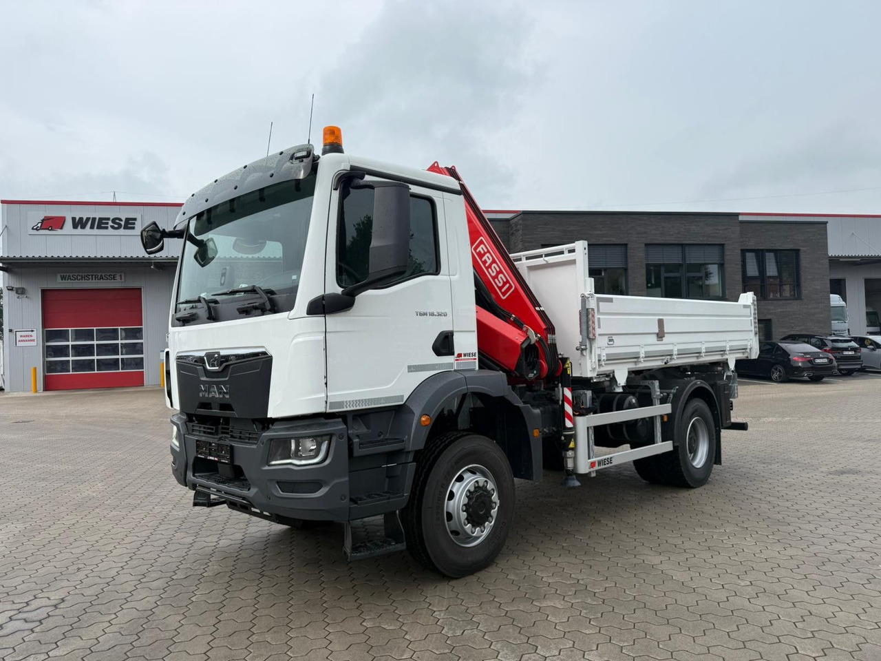 MAN 18.320 4x4 mit Fassi Ladekran Sofort Verfügbar - Billenőplatós teherautó, Darus autó: 1 kép. MAN 18.320 4x4 mit Fassi Ladekran Sofort Verfügbar - Billenőplatós teherautó, Darus autó: 1 kép.