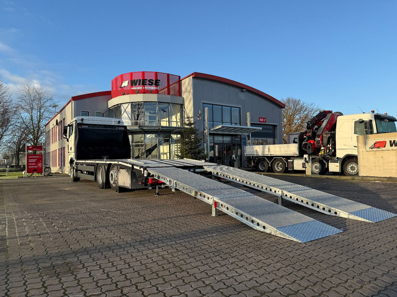 MAN Baumaschinen- Arbeitsbühnentransporter Rampen - Vontató: 3 kép. MAN Baumaschinen- Arbeitsbühnentransporter Rampen - Vontató: 3 kép.
