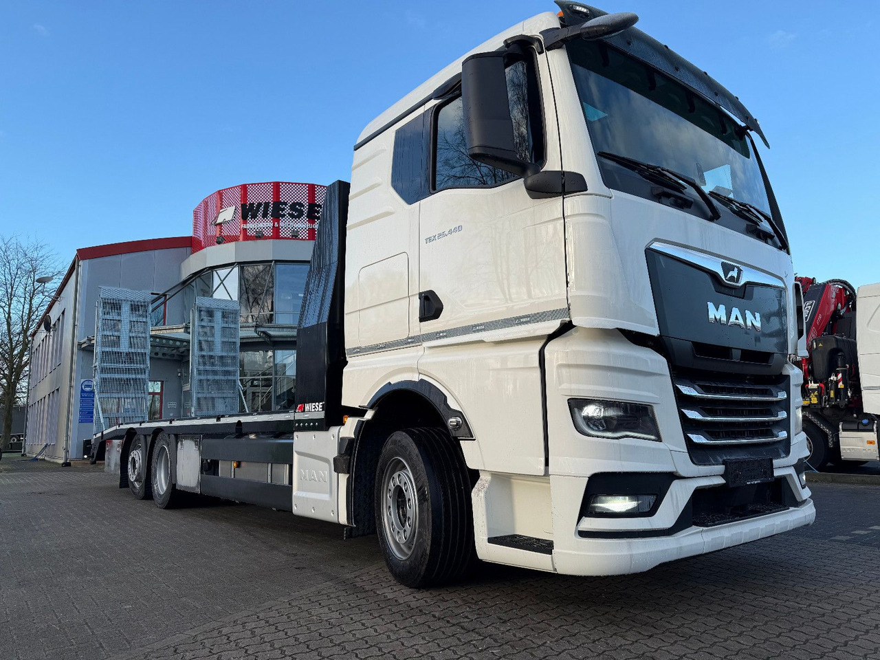 MAN Baumaschinen-  Arbeitsbühnentransporter Rampen - Vontató: 2 kép. MAN Baumaschinen-  Arbeitsbühnentransporter Rampen - Vontató: 2 kép.