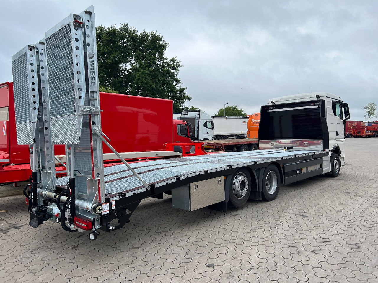 MAN Baumaschinen-  Arbeitsbühnentransporter Rampen - Vontató: 5 kép. MAN Baumaschinen-  Arbeitsbühnentransporter Rampen - Vontató: 5 kép.