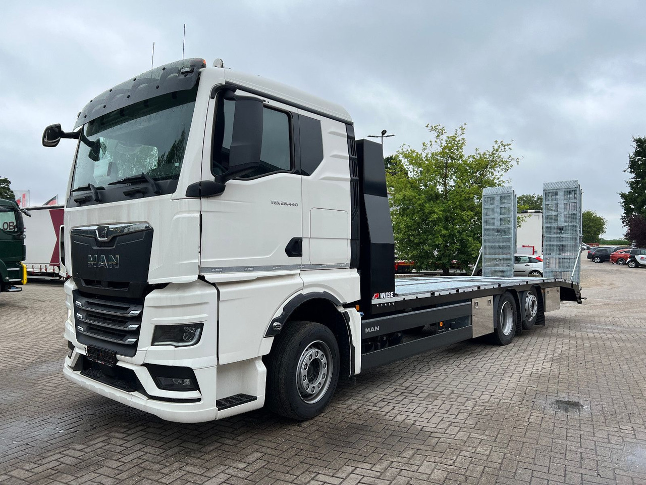 MAN Baumaschinen-  Arbeitsbühnentransporter Rampen - Vontató: 3 kép. MAN Baumaschinen-  Arbeitsbühnentransporter Rampen - Vontató: 3 kép.
