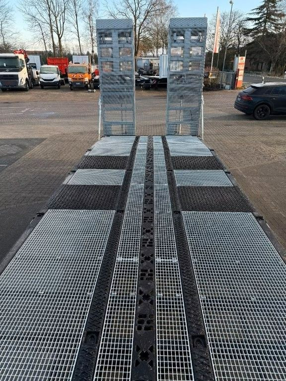 MAN Baumaschinen- Arbeitsbühnentransporter Rampen - Platós teherautó: 5 kép. MAN Baumaschinen- Arbeitsbühnentransporter Rampen - Platós teherautó: 5 kép.