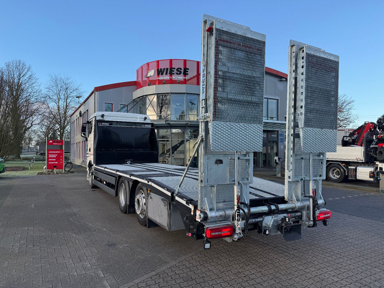 MAN Baumaschinen- Arbeitsbühnentransporter Rampen - Platós teherautó: 5 kép. MAN Baumaschinen- Arbeitsbühnentransporter Rampen - Platós teherautó: 5 kép.