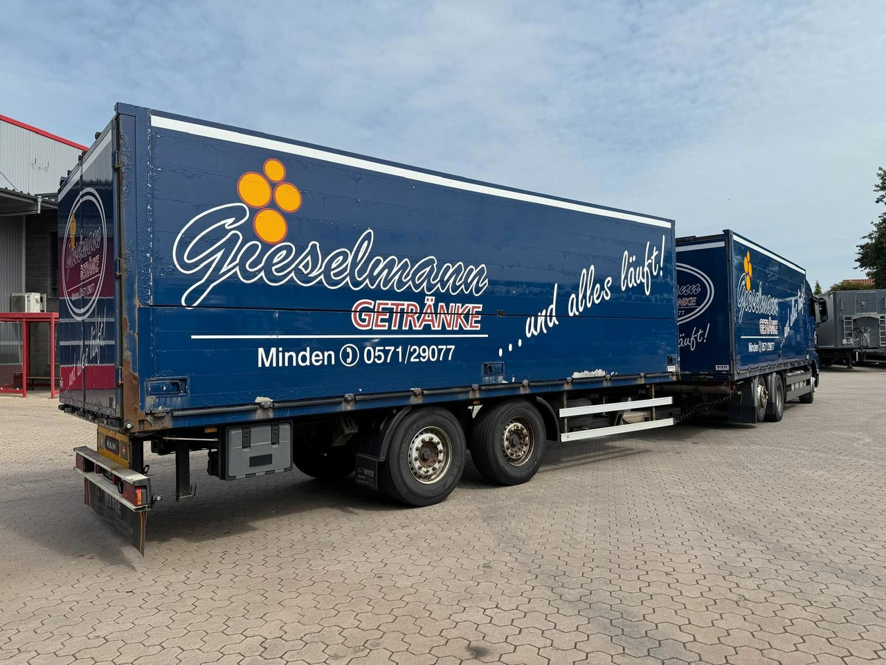 MAN TGA Schwenkwand-Getränkeaufbau incl. Anhänger - Italszállító teherautó: 3 kép. MAN TGA Schwenkwand-Getränkeaufbau incl. Anhänger - Italszállító teherautó: 3 kép.