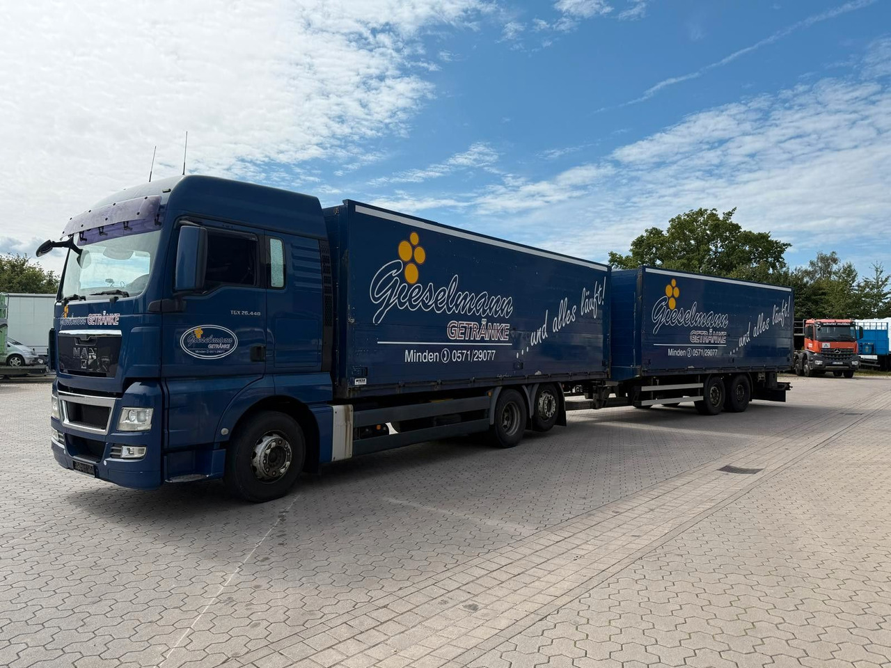 MAN TGA Schwenkwand-Getränkeaufbau incl. Anhänger - Italszállító teherautó: 2 kép. MAN TGA Schwenkwand-Getränkeaufbau incl. Anhänger - Italszállító teherautó: 2 kép.