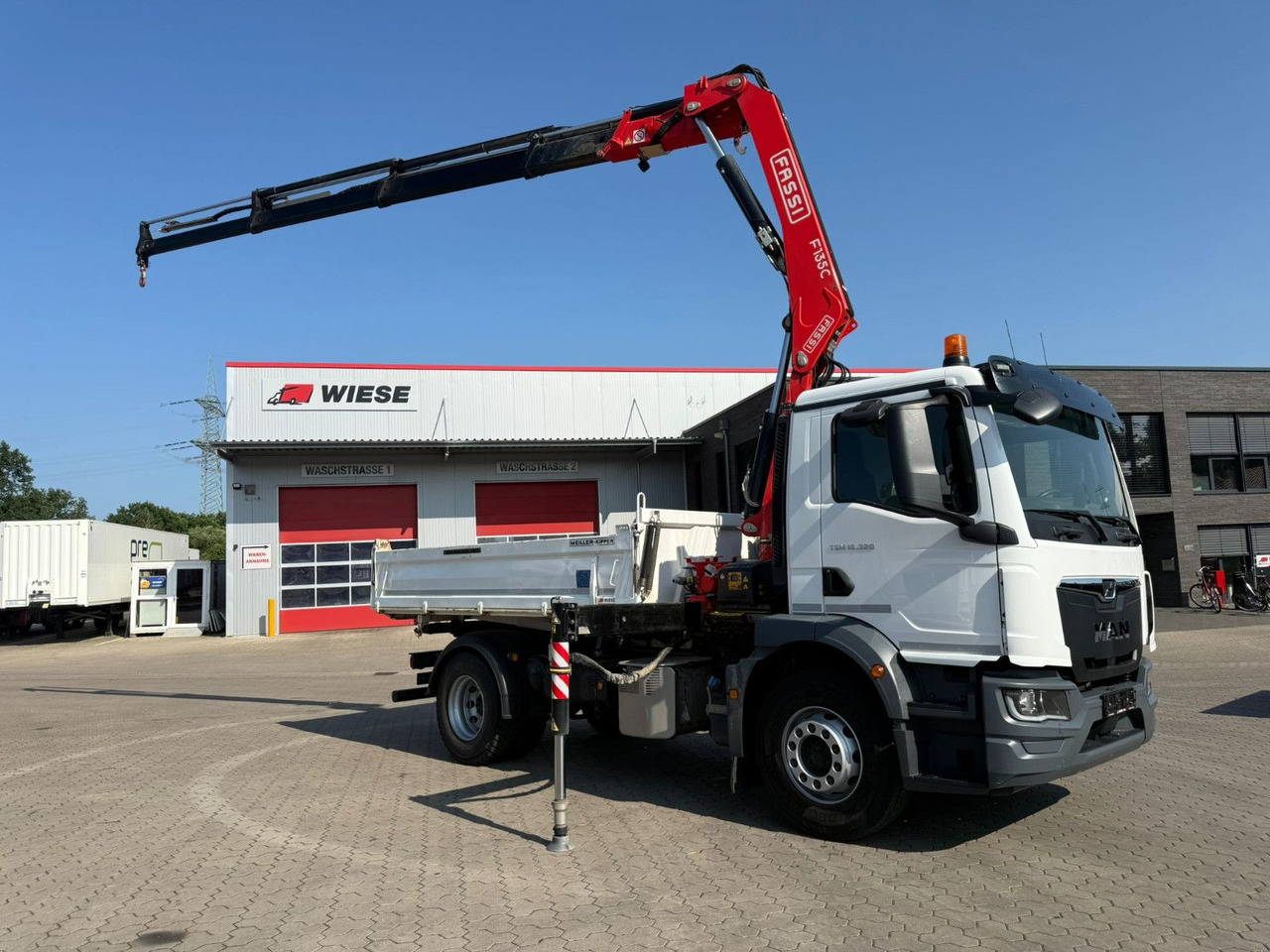 MAN TGM 18.320 4x2 BB mit Kran Fassi F135 Kipper - Billenőplatós teherautó, Darus autó: 1 kép. MAN TGM 18.320 4x2 BB mit Kran Fassi F135 Kipper - Billenőplatós teherautó, Darus autó: 1 kép.