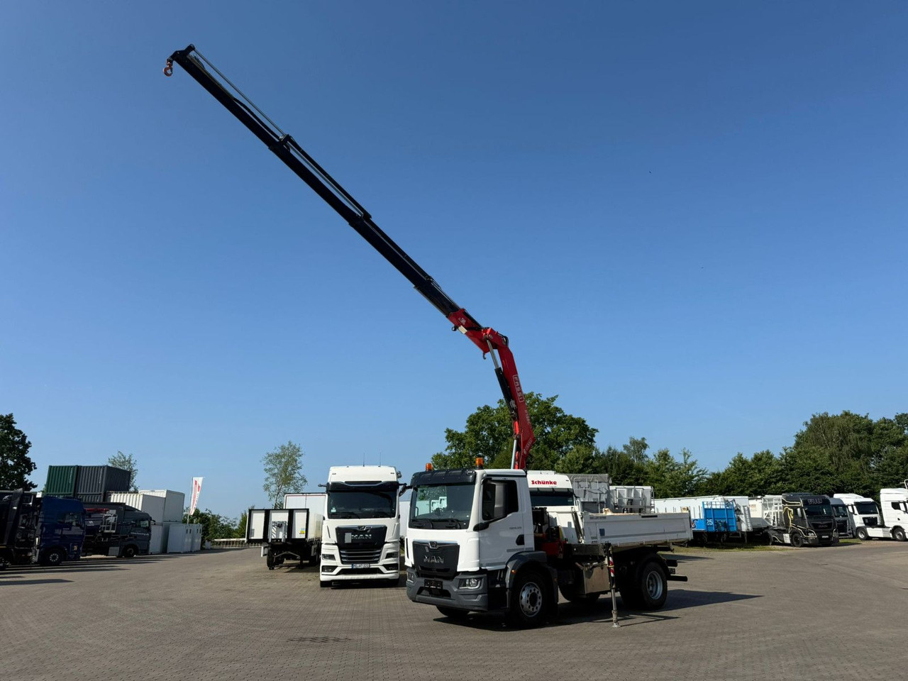 MAN TGM 18.320 4x2 BB mit Kran Fassi F135 Kipper - Billenőplatós teherautó, Darus autó: 3 kép. MAN TGM 18.320 4x2 BB mit Kran Fassi F135 Kipper - Billenőplatós teherautó, Darus autó: 3 kép.