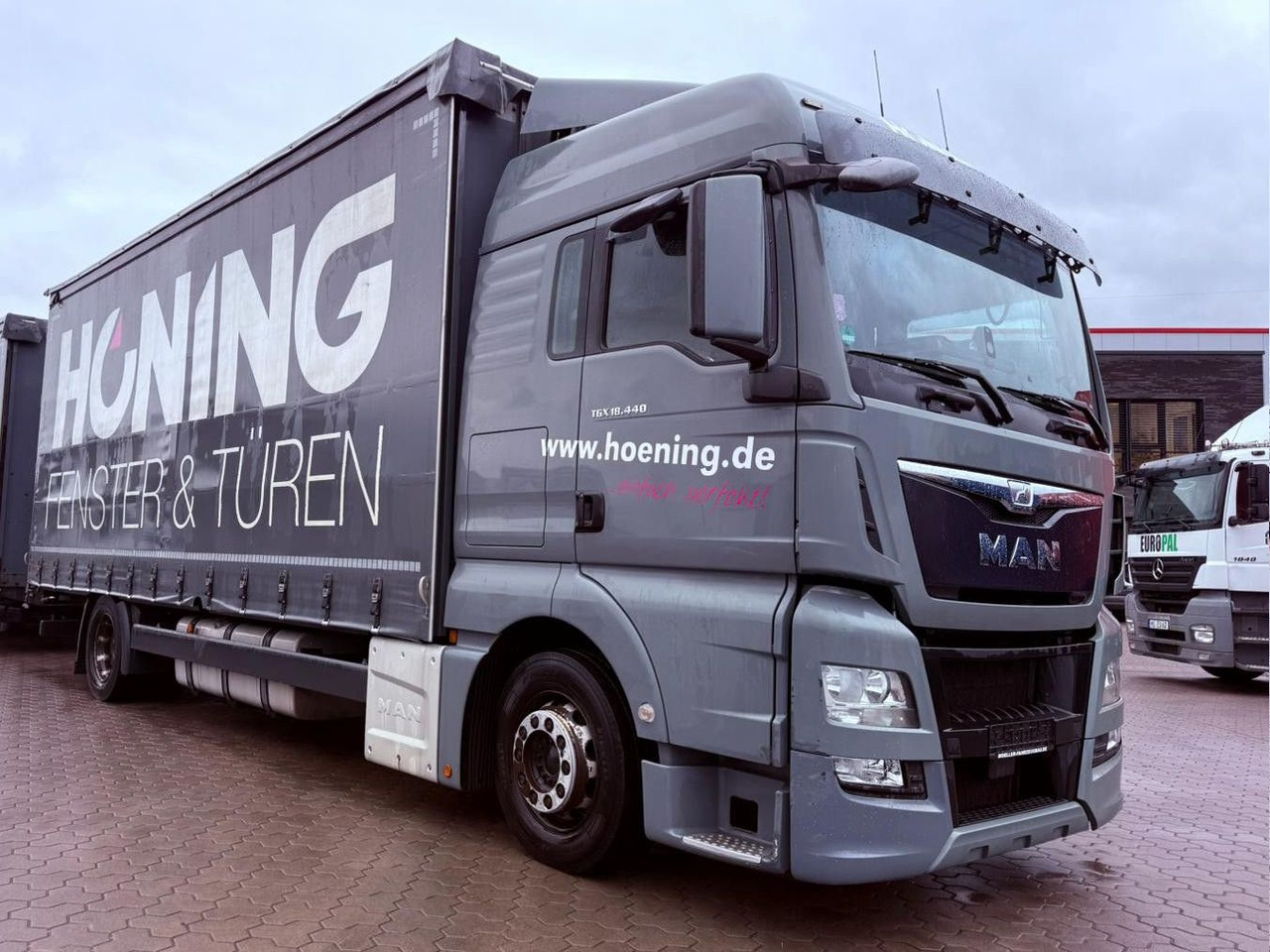 MAN TGX 18.440 LL Volumen LKW mit Staplerhalterung MAN TGX 18.440 LL Volumen LKW mit Staplerhalterung - Ponyvás teherautó: 2 kép. MAN TGX 18.440 LL Volumen LKW mit Staplerhalterung MAN TGX 18.440 LL Volumen LKW mit Staplerhalterung - Ponyvás teherautó: 2 kép.