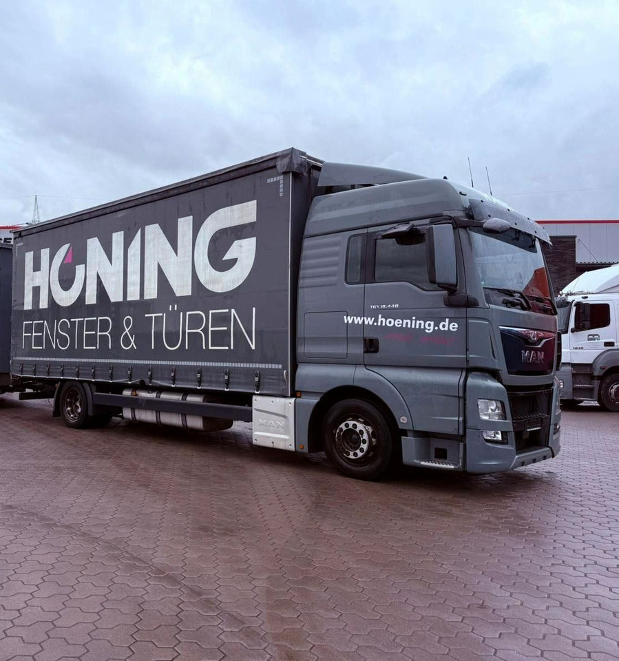 MAN TGX 18.440 LL Volumen LKW mit Staplerhalterung MAN TGX 18.440 LL Volumen LKW mit Staplerhalterung - Ponyvás teherautó: 1 kép. MAN TGX 18.440 LL Volumen LKW mit Staplerhalterung MAN TGX 18.440 LL Volumen LKW mit Staplerhalterung - Ponyvás teherautó: 1 kép.
