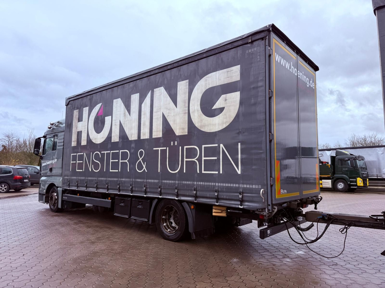 MAN TGX 18.440 LL Volumen LKW mit Staplerhalterung MAN TGX 18.440 LL Volumen LKW mit Staplerhalterung - Ponyvás teherautó: 3 kép. MAN TGX 18.440 LL Volumen LKW mit Staplerhalterung MAN TGX 18.440 LL Volumen LKW mit Staplerhalterung - Ponyvás teherautó: 3 kép.