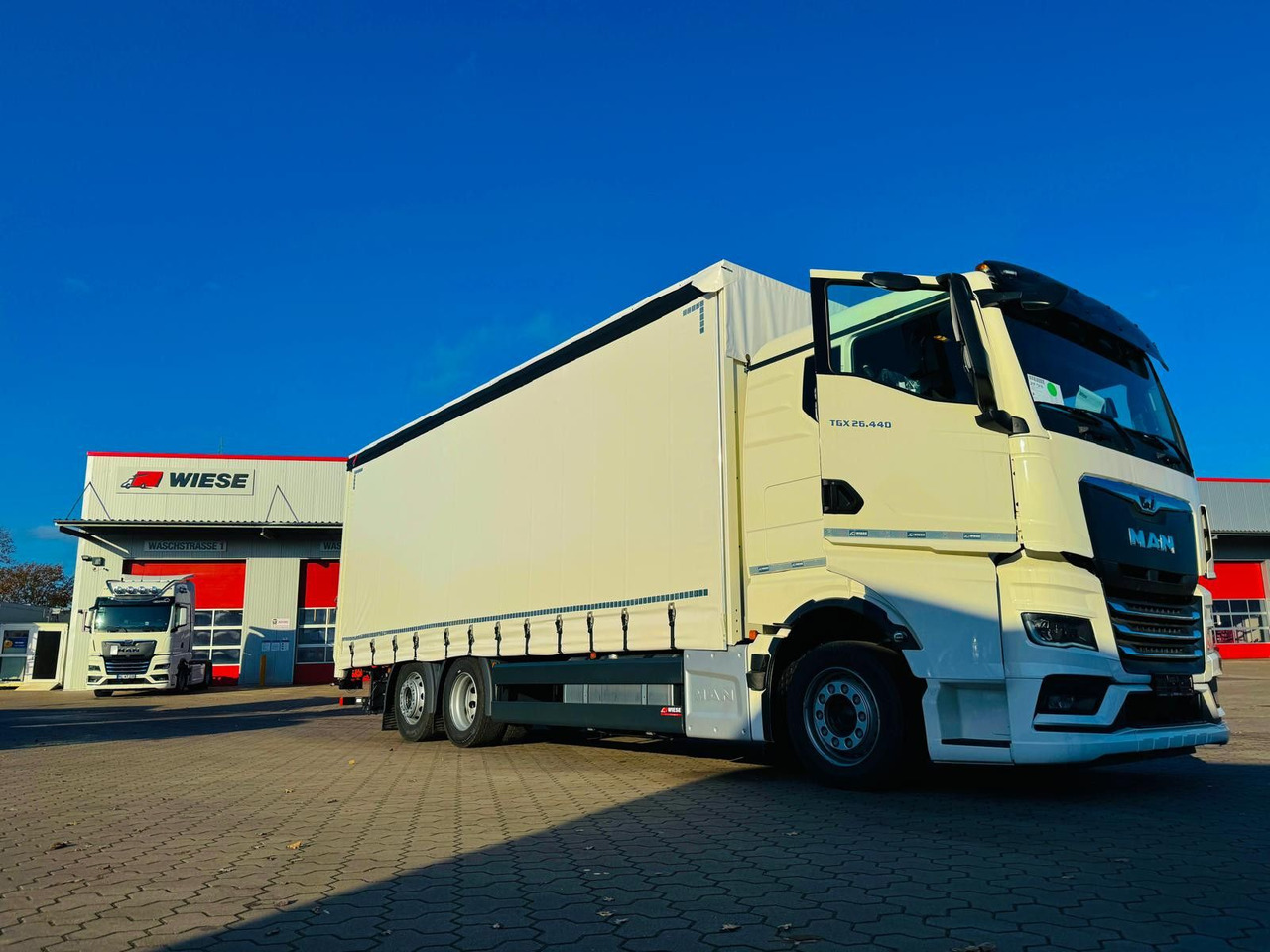 Ponyvás teherautó MAN TGX 26.440 6x2 LL Schwerlast Ladebordwand/Rampe: 7 kép.