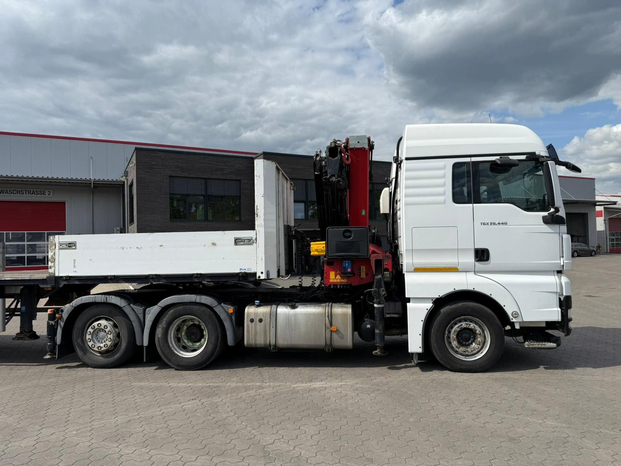 MAN TGX 26.440 6x2 mit HMF 3000-5 Kran - Darus autó: 3 kép. MAN TGX 26.440 6x2 mit HMF 3000-5 Kran - Darus autó: 3 kép.