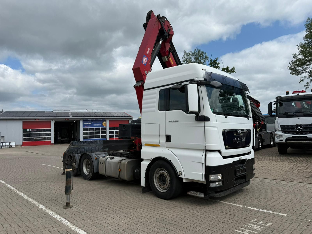 MAN TGX 26.440 6x2 mit HMF 3000-5 Kran TÜV NEU - Darus autó: 2 kép. MAN TGX 26.440 6x2 mit HMF 3000-5 Kran TÜV NEU - Darus autó: 2 kép.