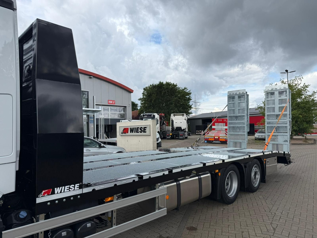 Mercedes-Benz Actros mit Rampen, Maschinentransporter - Platós teherautó: 2 kép. Mercedes-Benz Actros mit Rampen, Maschinentransporter - Platós teherautó: 2 kép.