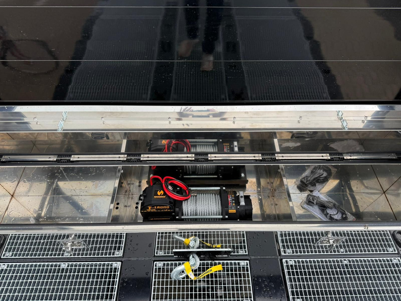 Mercedes-Benz Actros mit Rampen, Maschinentransporter - Platós teherautó: 5 kép. Mercedes-Benz Actros mit Rampen, Maschinentransporter - Platós teherautó: 5 kép.