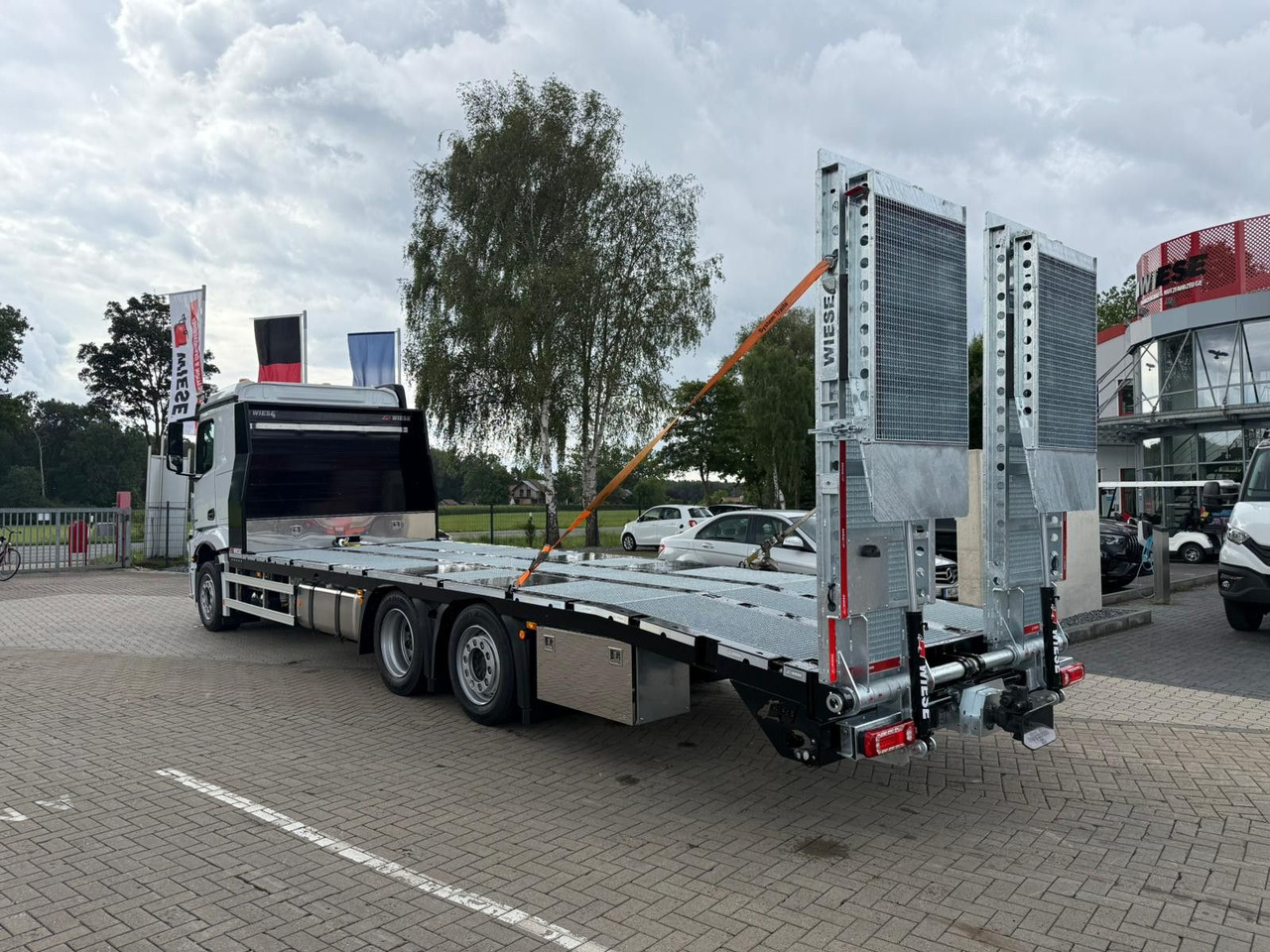 Mercedes-Benz Actros mit Rampen, Maschinentransporter - Platós teherautó: 4 kép. Mercedes-Benz Actros mit Rampen, Maschinentransporter - Platós teherautó: 4 kép.