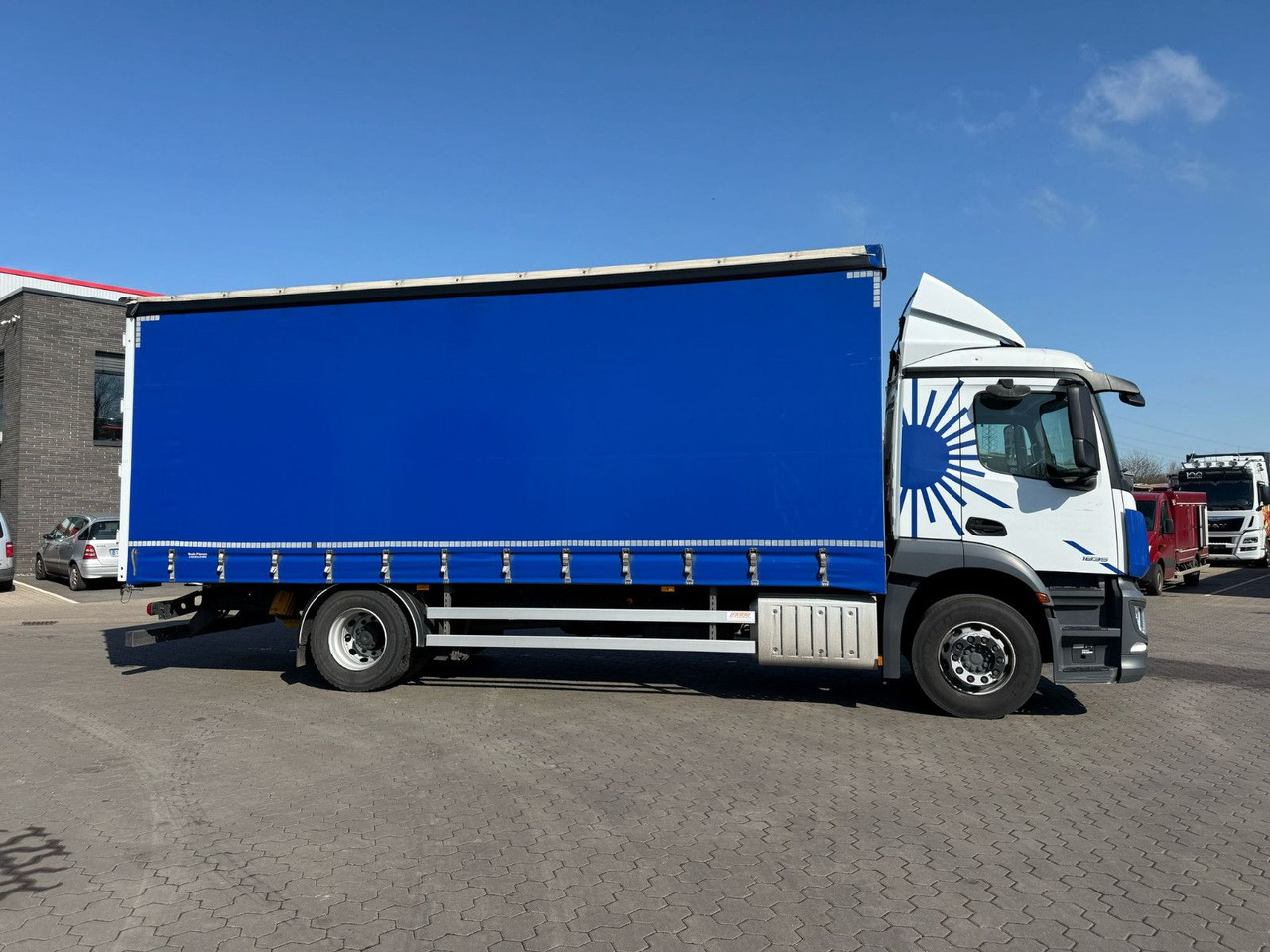 Mercedes-Benz Antos 1835 L - 4x2 Schiebeplane - Ponyvás teherautó: 5 kép. Mercedes-Benz Antos 1835 L - 4x2 Schiebeplane - Ponyvás teherautó: 5 kép.
