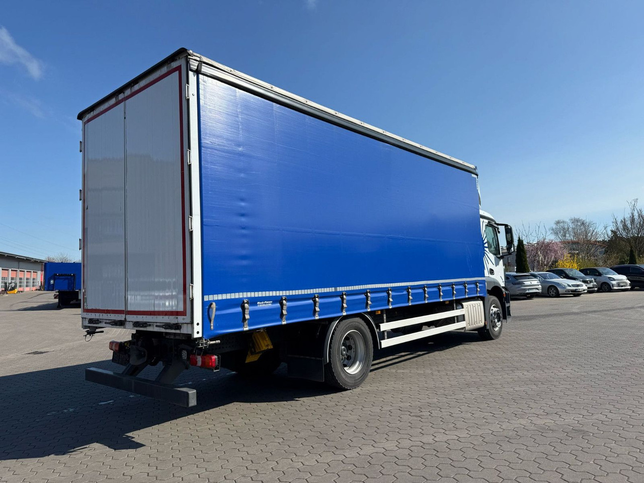 Mercedes-Benz Antos 1835 L - 4x2 Schiebeplane - Ponyvás teherautó: 4 kép. Mercedes-Benz Antos 1835 L - 4x2 Schiebeplane - Ponyvás teherautó: 4 kép.
