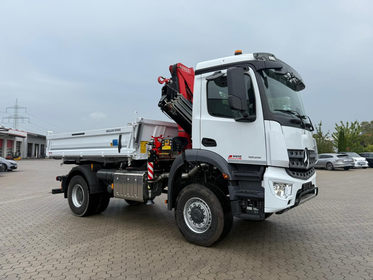 Mercedes-Benz Arocs 1835 4x2 Meiller Fassi F135 Kran Kipper - Darus autó: 2 kép. Mercedes-Benz Arocs 1835 4x2 Meiller Fassi F135 Kran Kipper - Darus autó: 2 kép.